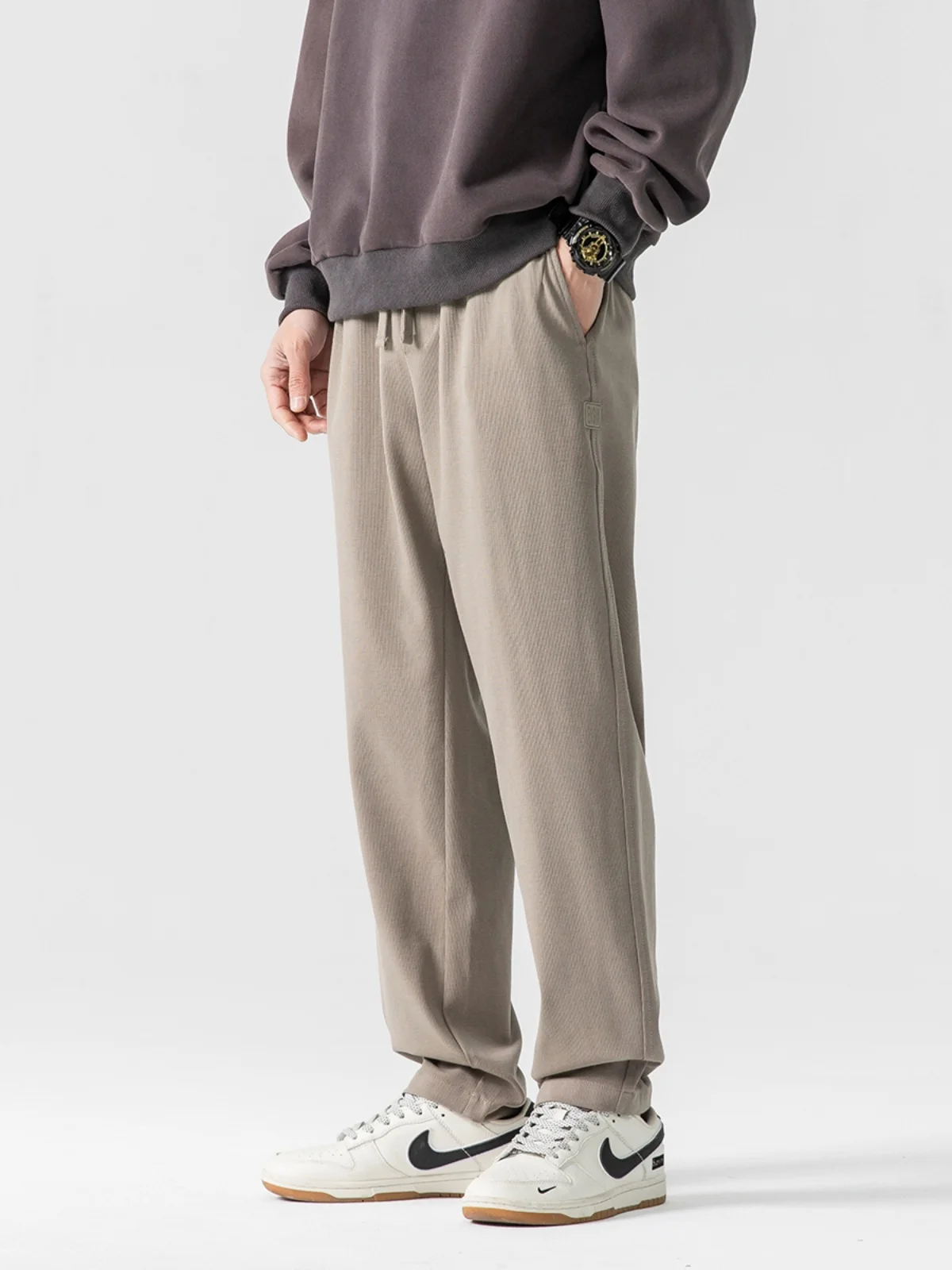 Новые мужские повседневные прямые трикотажные спортивные брюки свободного кроя, модные универсальные длинные брюки с этикеткой
Новые мужские повседневные прямые трикотажные спортивные брюки свободного кроя, модные универсальные длинные брюки с этикеткой