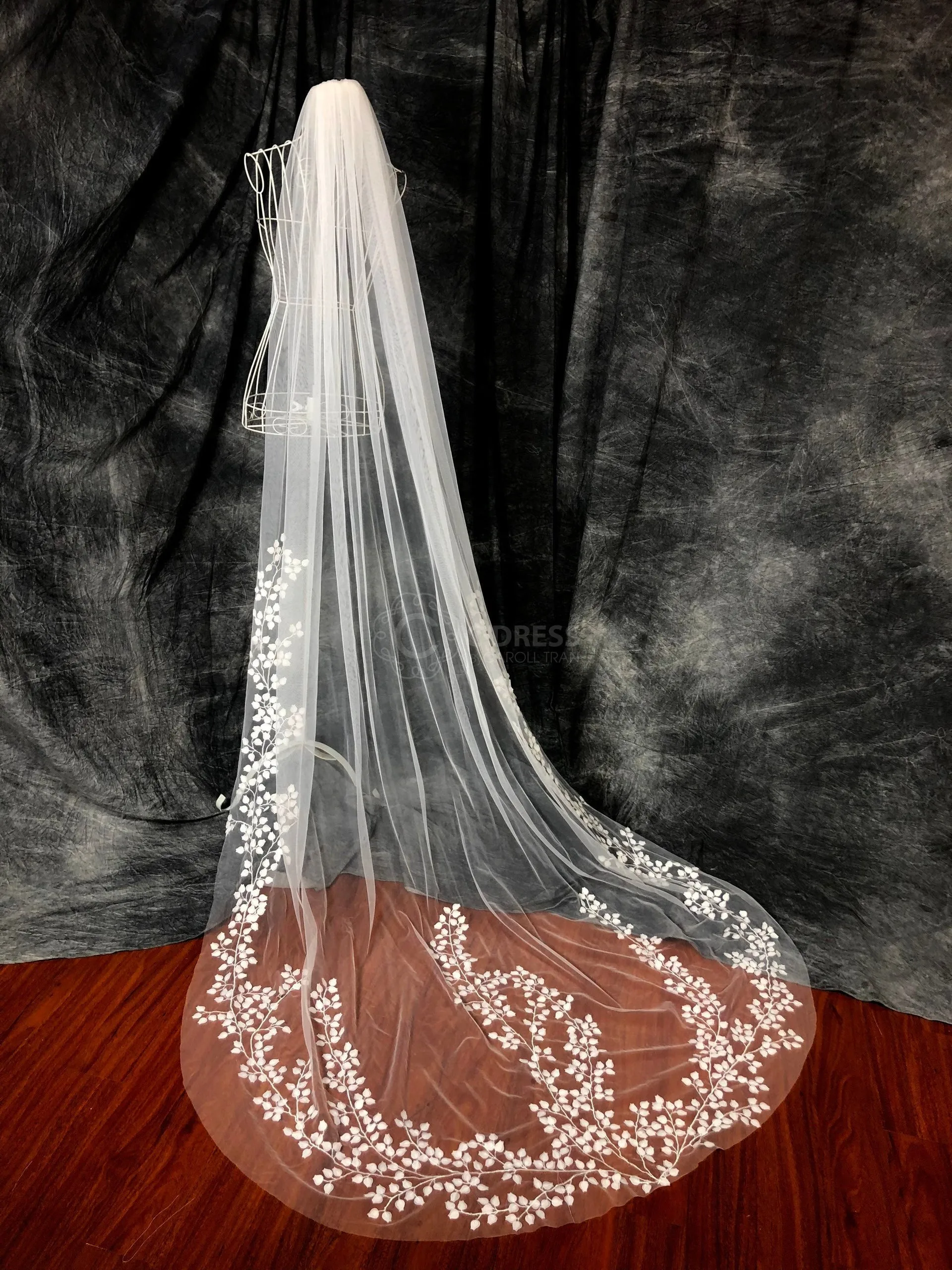 Cover face Real Photo 3m 1 Layer Wedding Veil With Comb White Lace Edge Bridal Veils Appliqued Cathedral Wedding Veil Customized
Cover face Real Photo 3m 1 Layer Wedding Veil With Comb White Lace Edge Bridal Veils Appliqued Cathedral Wedding Veil Customized