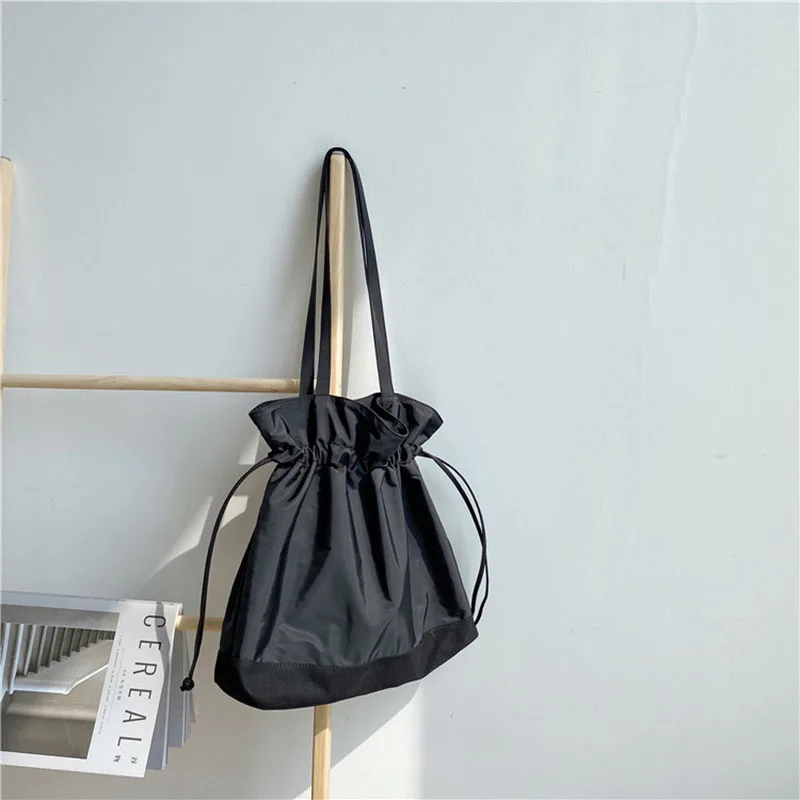 Pleated Drawstring Shoulder Bucket Bags Women Designer Handbags Female Casual Purse Nylon Underarm Bag Tote Bags
Pleated Drawstring Shoulder Bucket Bags Women Designer Handbags Female Casual Purse Nylon Underarm Bag Tote Bags