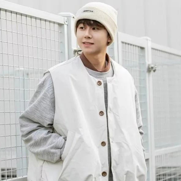 Новый зимний стиль, японские свободные хлопковые жилеты для мужчин и женщин, парные жилеты, простые однотонные теплые жилеты, модные топы
Новый зимний стиль, японские свободные хлопковые жилеты для мужчин и женщин, парные жилеты, простые однотонные теплые жилеты, модные топы