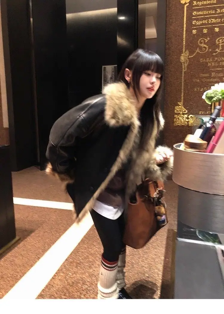 Faux Fur Green Coats Womens Wool Long Sleeved Workplace Daughter Chic Mink Asymmetry Ribbed Buttoned Charm Fit Autumn Winter Ins
Faux Fur Green Coats Womens Wool Long Sleeved Workplace Daughter Chic Mink Asymmetry Ribbed Buttoned Charm Fit Autumn Winter Ins