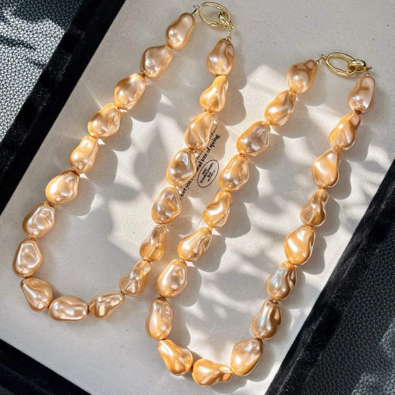 Irregular artificial baroque shell pearl necklace European and American personality versatile collarbone chain
Irregular artificial baroque shell pearl necklace European and American personality versatile collarbone chain