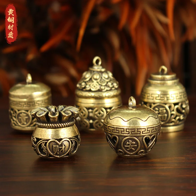Pure Copper Sachet Keychain Pendant Retro Chinese Style Portable Aromatherapy Hollow Heart Open Lid Gawu Box Car Hanging Pen
Pure Copper Sachet Keychain Pendant Retro Chinese Style Portable Aromatherapy Hollow Heart Open Lid Gawu Box Car Hanging Pen