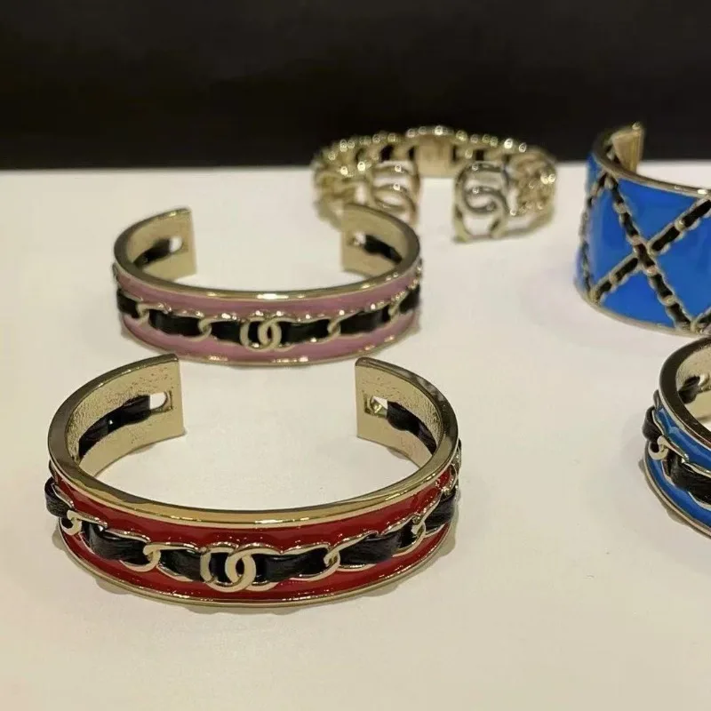Модный браслет-цепочка, узкий браслет с цветной эмалью и кожаной цепочкой, с ромбовидным узором и стразами
Модный браслет-цепочка, узкий браслет с цветной эмалью и кожаной цепочкой, с ромбовидным узором и стразами