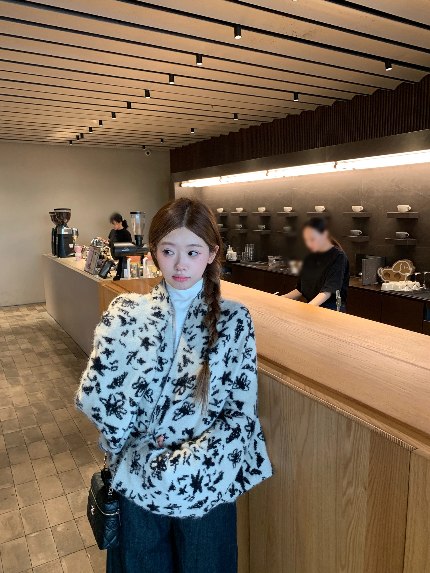 OKJJ DiLireba: Свитер из меха медведя в стиле ретро, черно-белый, женский, дизайнерский, с эффектом драпировки на плечах, для повседневной носки, свободный крой
OKJJ DiLireba: Свитер из меха медведя в стиле ретро, черно-белый, женский, дизайнерский, с эффектом драпировки на плечах, для повседневной носки, свободный крой