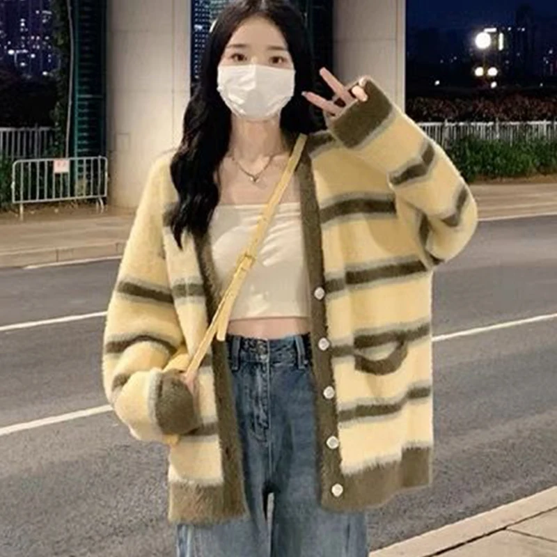 2023 Autumn Thicken Imitation Mink Fleece Cardigan Coat Women's Loose Stripe Knitted Coat Fashion Patchwork Casual Sweater Coat
2023 Autumn Thicken Imitation Mink Fleece Cardigan Coat Women's Loose Stripe Knitted Coat Fashion Patchwork Casual Sweater Coat