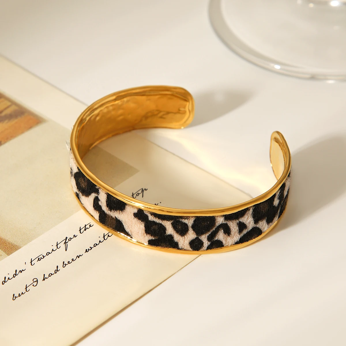 Fashionable Women Retro Leopard Print Adjustable Bracelet Geometric Party Wide Bracelet Light Luxury Charm Jewelry Gift
Fashionable Women Retro Leopard Print Adjustable Bracelet Geometric Party Wide Bracelet Light Luxury Charm Jewelry Gift