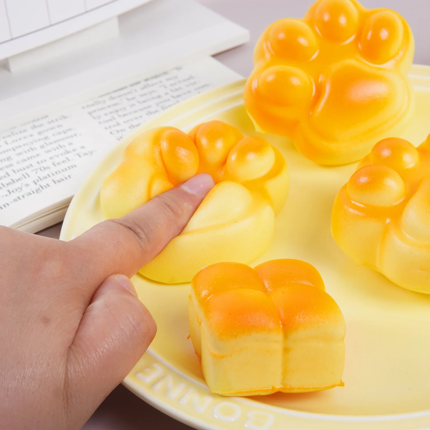 PU slow rebound soft realistic cat paw bread, fake food toy, stress relief toy, finger suction squishy
PU slow rebound soft realistic cat paw bread, fake food toy, stress relief toy, finger suction squishy