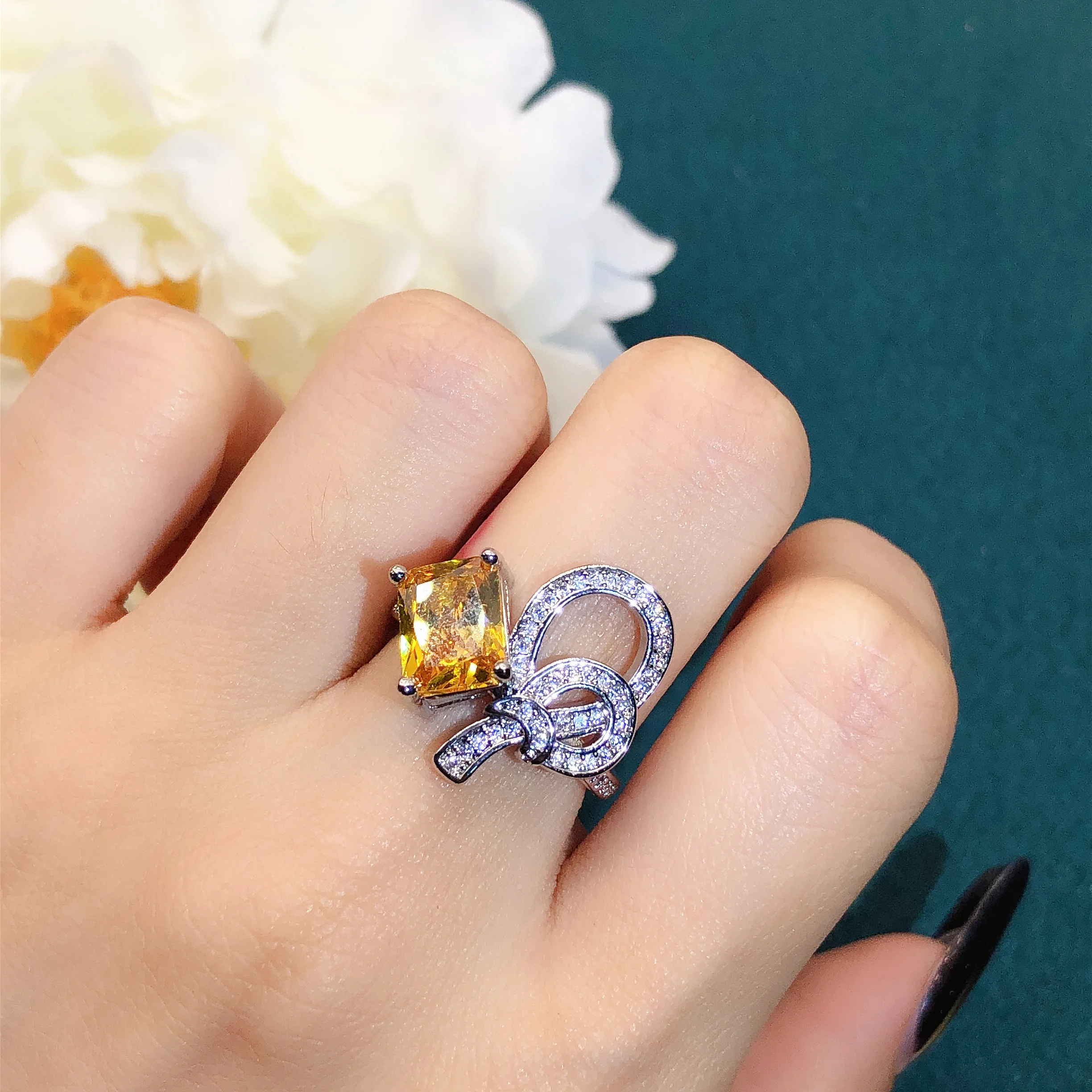 Кольцо-узел Youngever для женщин, модное ювелирное украшение, с желтым бриллиантом, роскошное, из сплава, с искусственным камнем
Кольцо-узел Youngever для женщин, модное ювелирное украшение, с желтым бриллиантом, роскошное, из сплава, с искусственным камнем