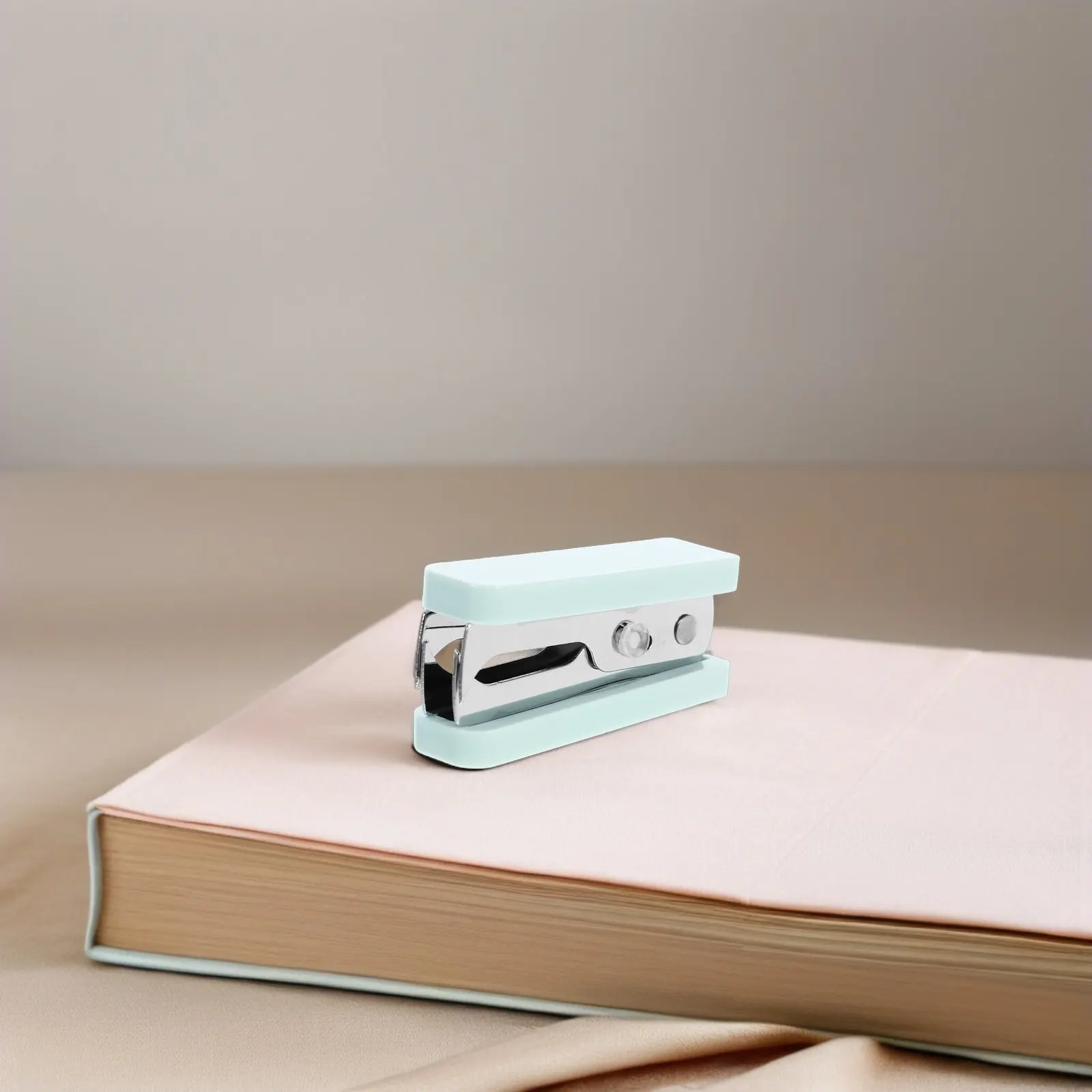 Профессиональный акриловый степлер-дестеплер с захватными губками для удаления скоб из документов в классе, школе, офисе
Профессиональный акриловый степлер-дестеплер с захватными губками для удаления скоб из документов в классе, школе, офисе