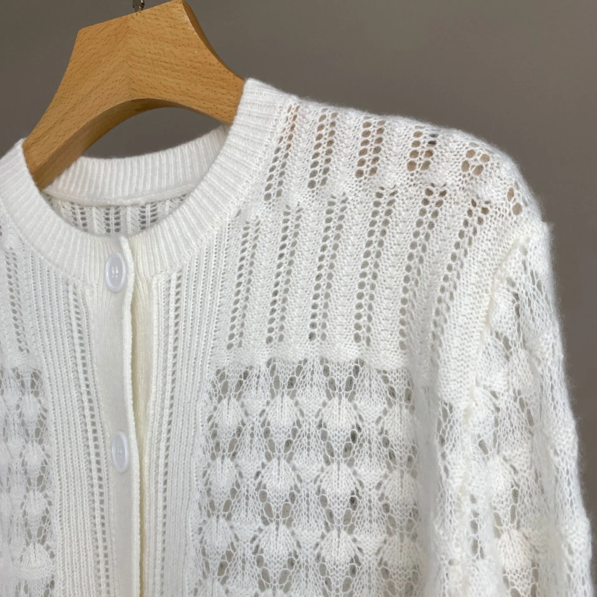 Осень-зима 2025 г., новый кашемировый кардиган с круглым вырезом, полый вязаный кардиган, модная и универсальная темпераментная куртка для женщин 
Осень-зима 2025 г., новый кашемировый кардиган с круглым вырезом, полый вязаный кардиган, модная и универсальная темпераментная куртка для женщин