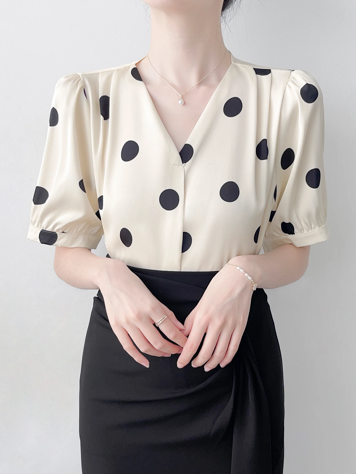 Korean Sle V-Ne Polka Dot ort Sve Silk irt Women's Summer Slimming Commute Top Breathable Polyester Fiber
Korean Sle V-Ne Polka Dot ort Sve Silk irt Women's Summer Slimming Commute Top Breathable Polyester Fiber
