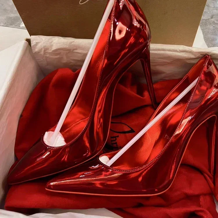 Новые французские сексуальные туфли на высоком каблуке, не утомляющие ноги, с тонкими каблуками для женщин и заостренным носком, на низком ходу.
Новые французские сексуальные туфли на высоком каблуке, не утомляющие ноги, с тонкими каблуками для женщин и заостренным носком, на низком ходу.