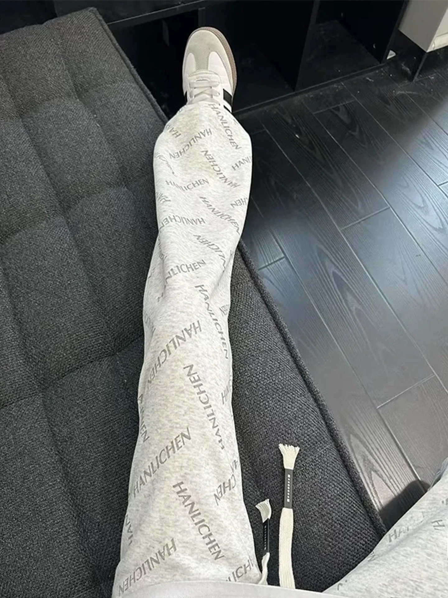 Белые спортивные брюки с принтом-буквой, широкие штанины, мужские, американский стиль, прямой крой, повседневные, с эффектом высокого качества
Белые спортивные брюки с принтом-буквой, широкие штанины, мужские, американский стиль, прямой крой, повседневные, с эффектом высокого качества