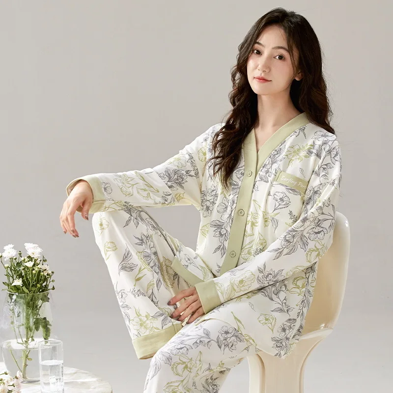 Women's V-Neck Casual Pajama Set Autumn Warm Velvet Long Sleeve Cardigan Sleepwear Lightweight Velvet Homewear Winter Nights
Women's V-Neck Casual Pajama Set Autumn Warm Velvet Long Sleeve Cardigan Sleepwear Lightweight Velvet Homewear Winter Nights