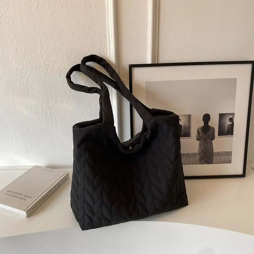 Solid Color Quilted Shoulder Bag Soft Cotton-Padded Embroidery Thread Women's Underarm Bag Comfortable Handle Magnetic buckle
Solid Color Quilted Shoulder Bag Soft Cotton-Padded Embroidery Thread Women's Underarm Bag Comfortable Handle Magnetic buckle