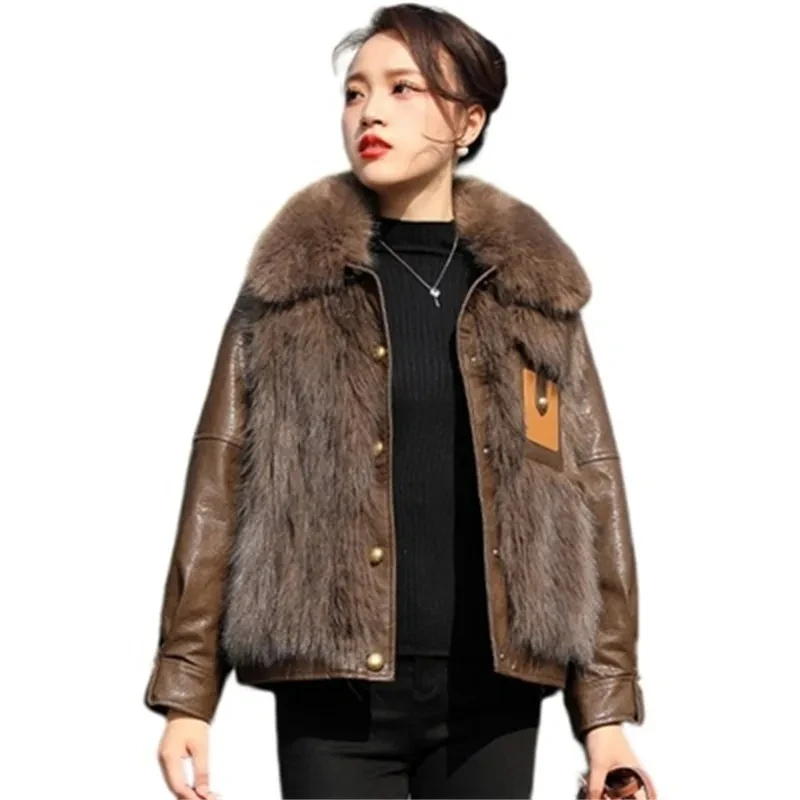 2023 Winter Short Fox Fur Coat Women's Warm Thickened Fashion High Puality Patchwork Leather Jacket Ladies Faux Leather Overcoat
2023 Winter Short Fox Fur Coat Women's Warm Thickened Fashion High Puality Patchwork Leather Jacket Ladies Faux Leather Overcoat