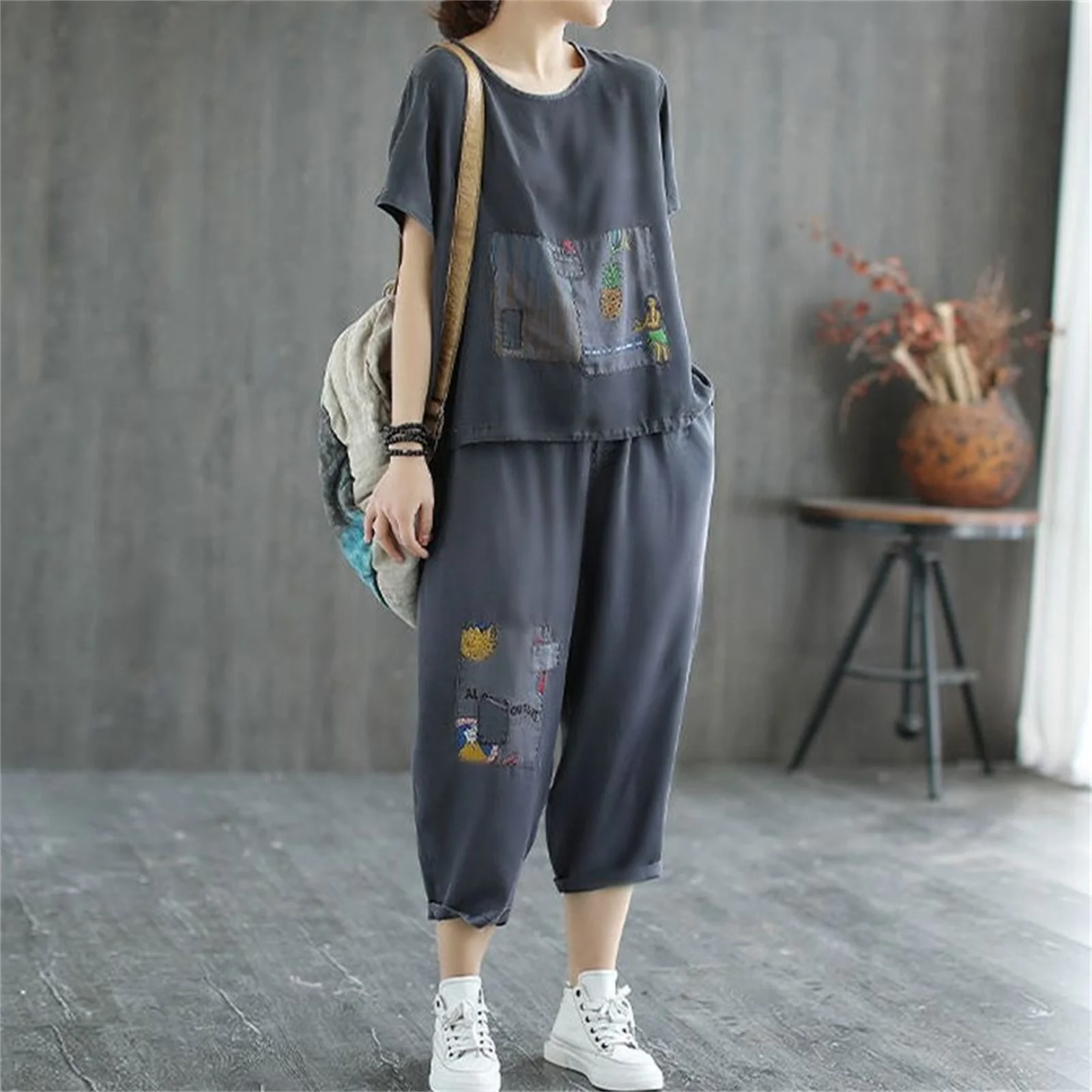 Summer New Style Ladies suits Literary retro style printing Short sleeved T-shirt set Leisure loose two-piece set
Summer New Style Ladies suits Literary retro style printing Short sleeved T-shirt set Leisure loose two-piece set