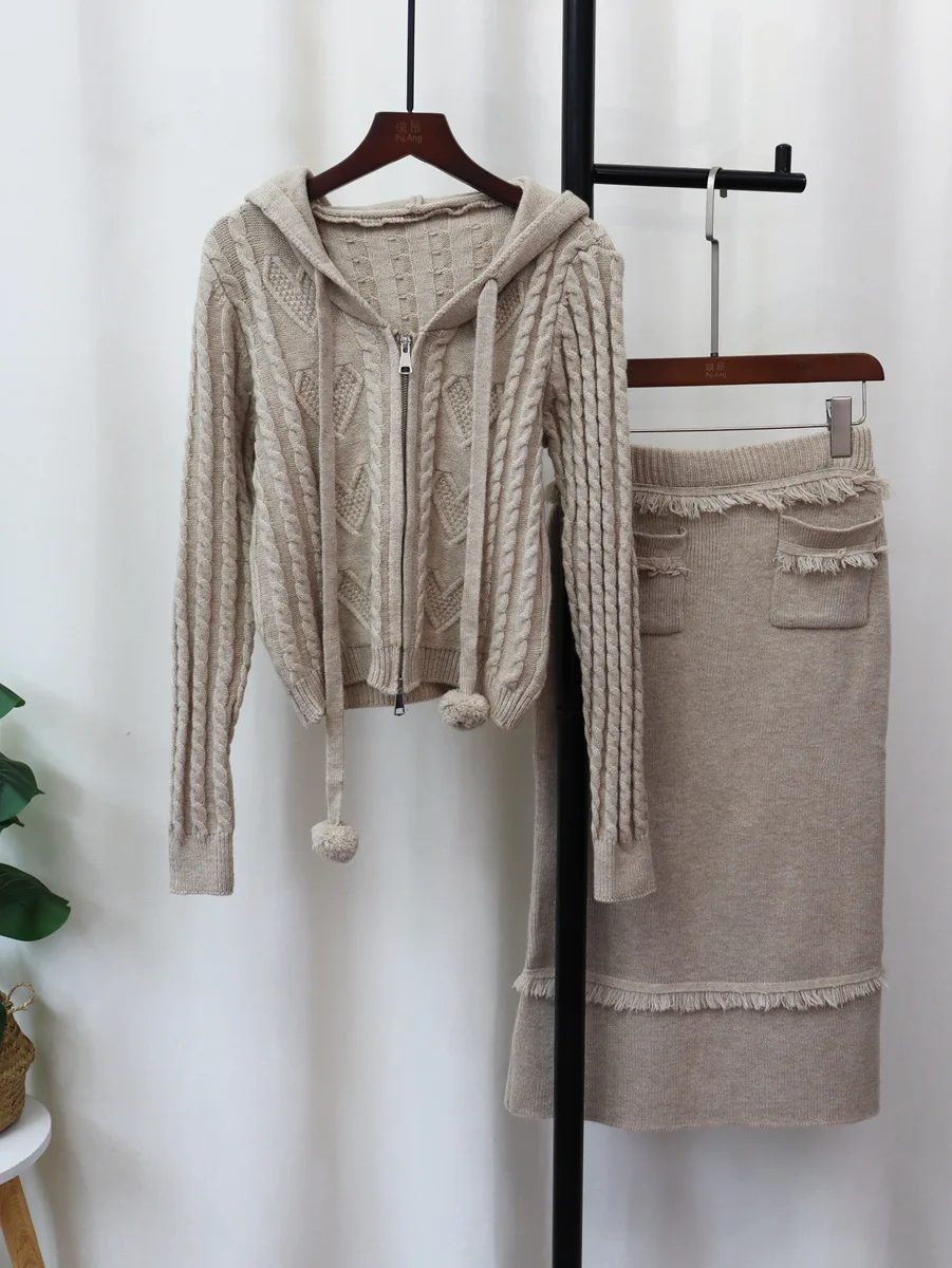 2024 Autumn/Winter New Sweater Set Women's Hooded Double Zipper Knitted Cardigan+Skirt Two Piece Set New in Matching Sets
2024 Autumn/Winter New Sweater Set Women's Hooded Double Zipper Knitted Cardigan+Skirt Two Piece Set New in Matching Sets