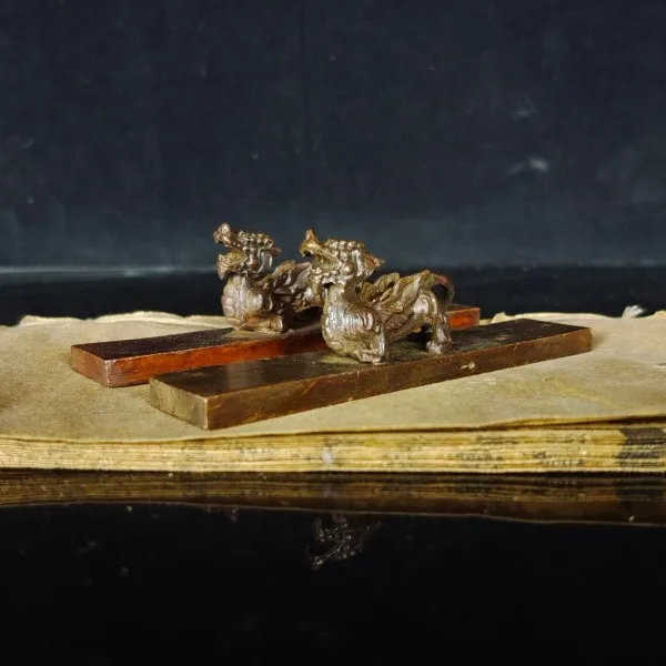 Copper Kirin paperweight ruler A pair of copper rulers Pressing paper double lion Houde loading ruler ornament
Copper Kirin paperweight ruler A pair of copper rulers Pressing paper double lion Houde loading ruler ornament