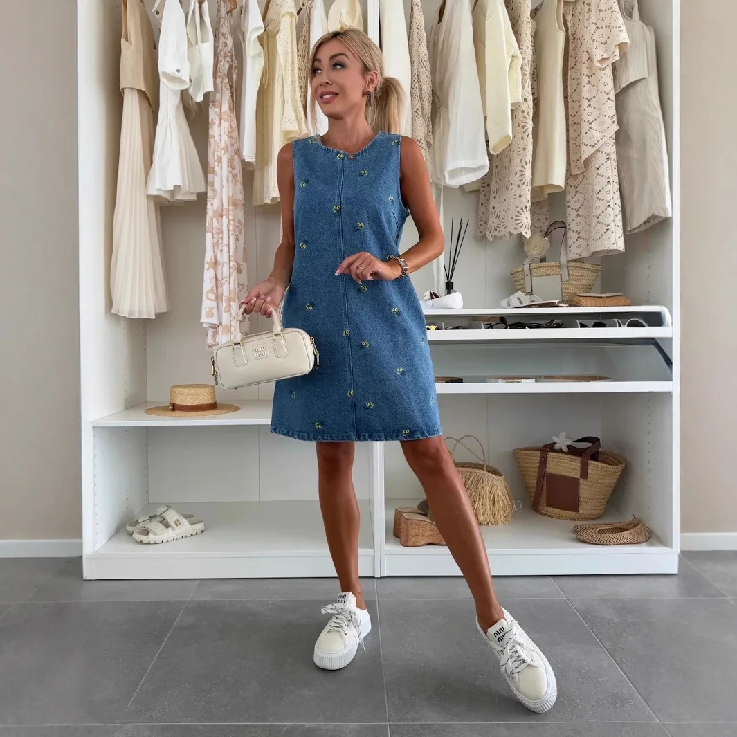 Модная повседневная джинсовая юбка-жилет без рукавов с цветочным принтом.
Модная повседневная джинсовая юбка-жилет без рукавов с цветочным принтом.