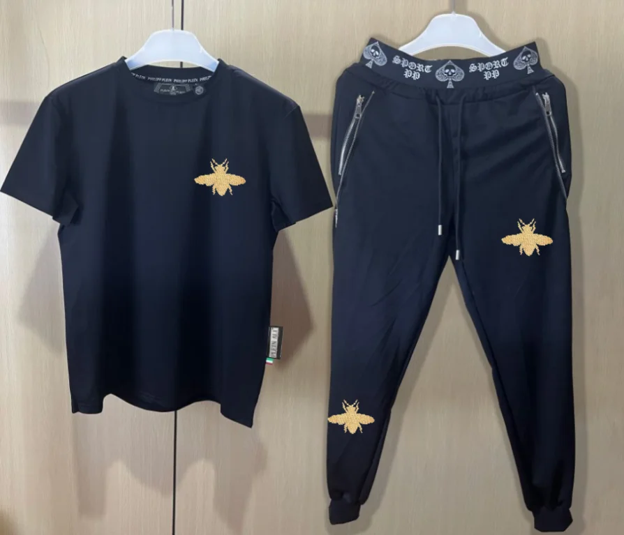 Стильный мужской брендовый спортивный костюм с черепом — прочная легкая футболка с короткими рукавами и длинные летние брюки 
Стильный мужской брендовый спортивный костюм с черепом — прочная легкая футболка с короткими рукавами и длинные летние брюки