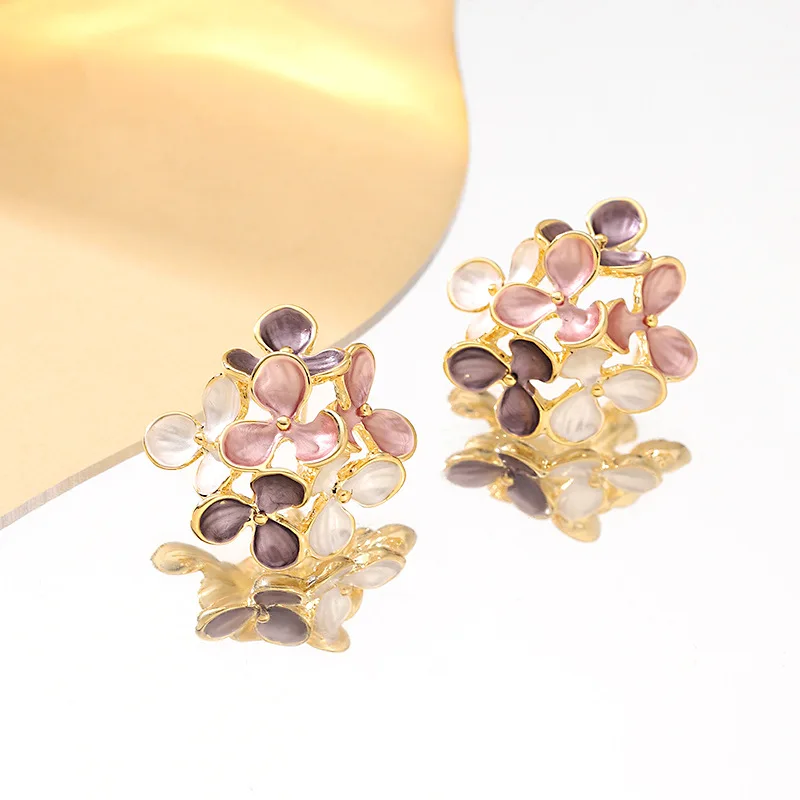 Sweet temperament, fresh and dripping glaze, hollow flower and leaf earrings, light luxury niche, high-end fairy earrings
Sweet temperament, fresh and dripping glaze, hollow flower and leaf earrings, light luxury niche, high-end fairy earrings