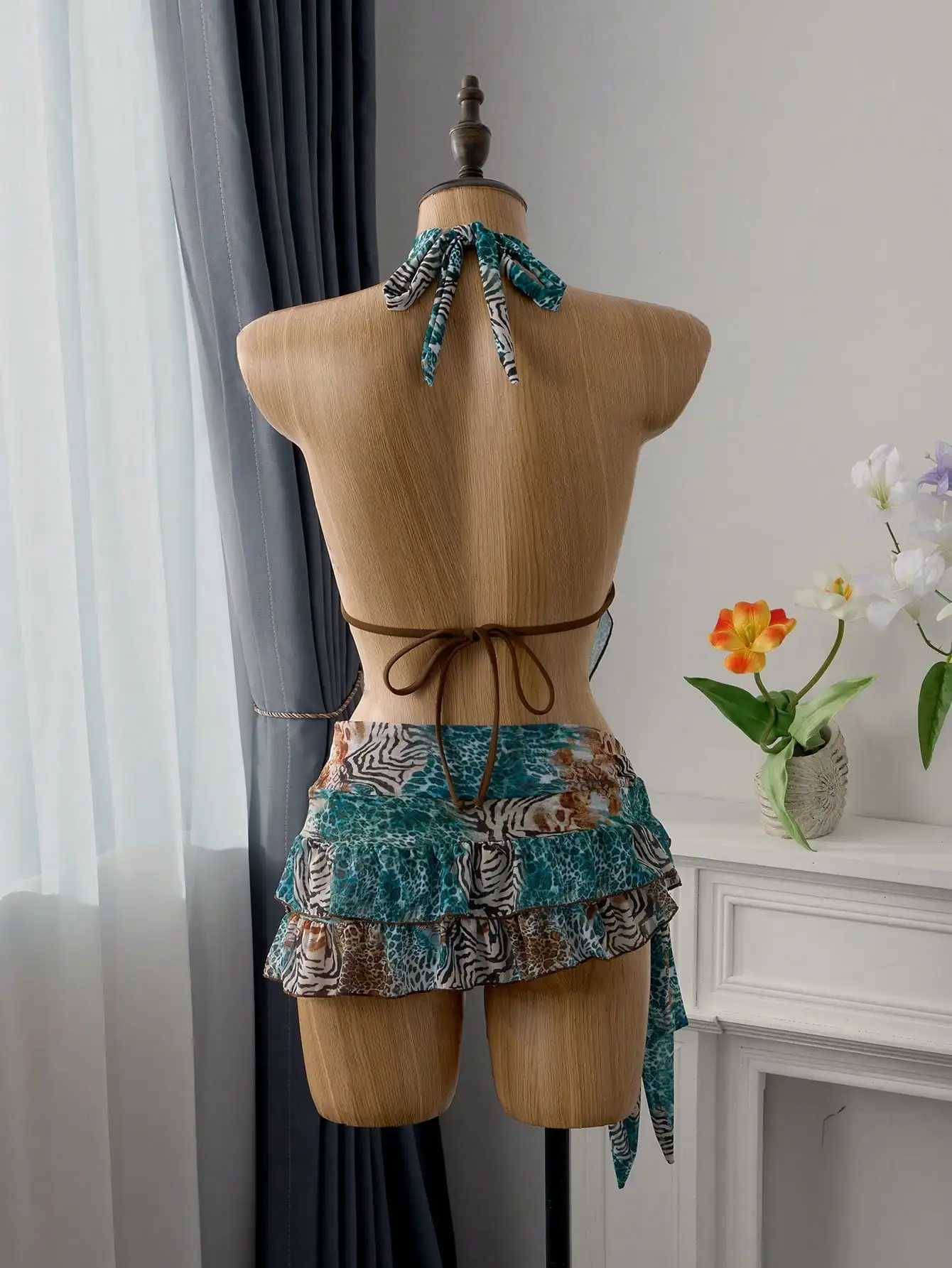 Женский комплект бикини из 3 предметов в винтажном стиле с животным принтом, рюшами, завязками на шее и драпированным бантом сбоку, а также накидкой для лета.
Женский комплект бикини из 3 предметов в винтажном стиле с животным принтом, рюшами, завязками на шее и драпированным бантом сбоку, а также накидкой для лета.