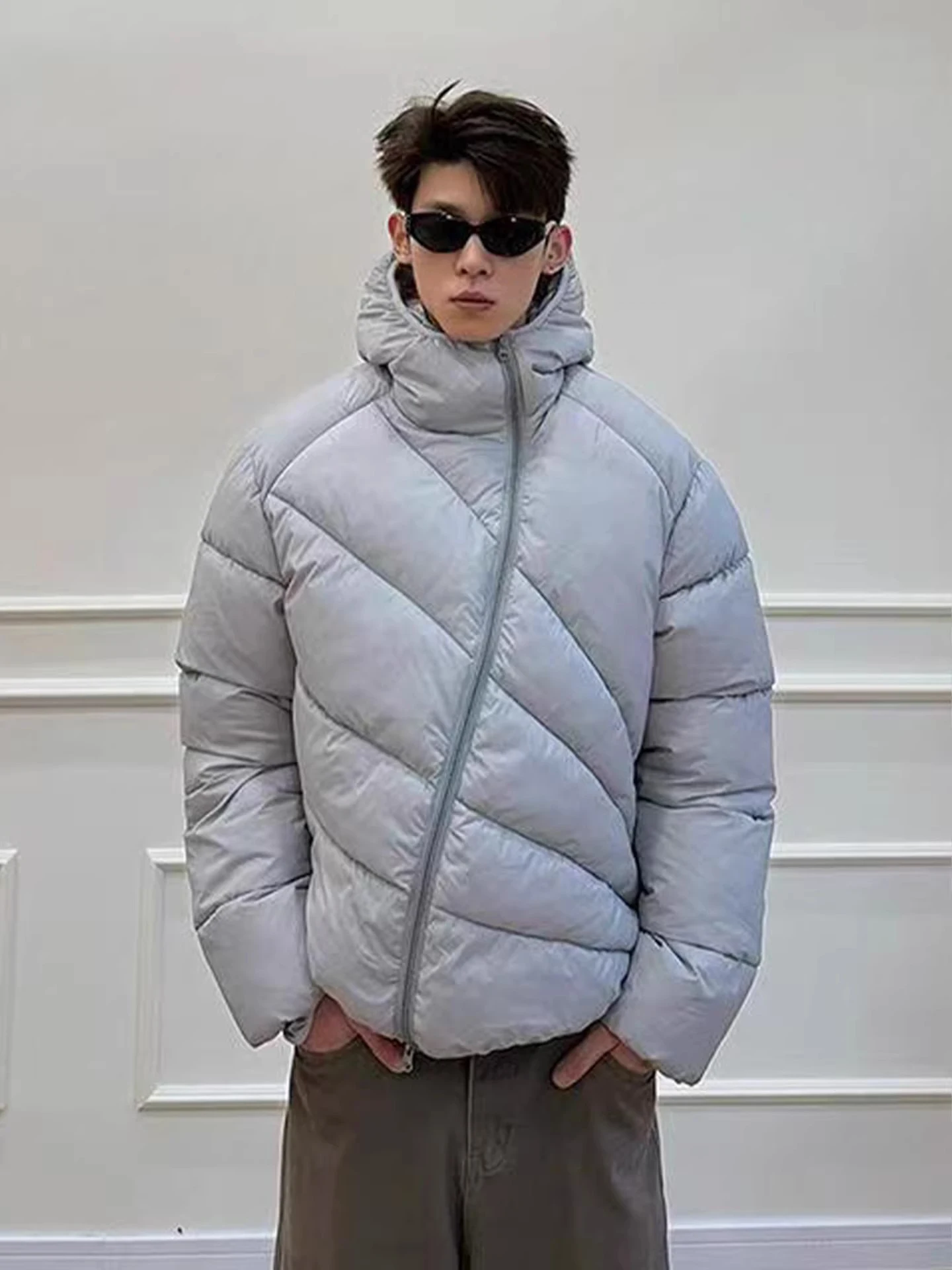 Легкая мужская пуховая куртка с капюшоном на молнии, водоотталкивающая, приталенного кроя, с длинными рукавами, гарантированное тепло
Легкая мужская пуховая куртка с капюшоном на молнии, водоотталкивающая, приталенного кроя, с длинными рукавами, гарантированное тепло