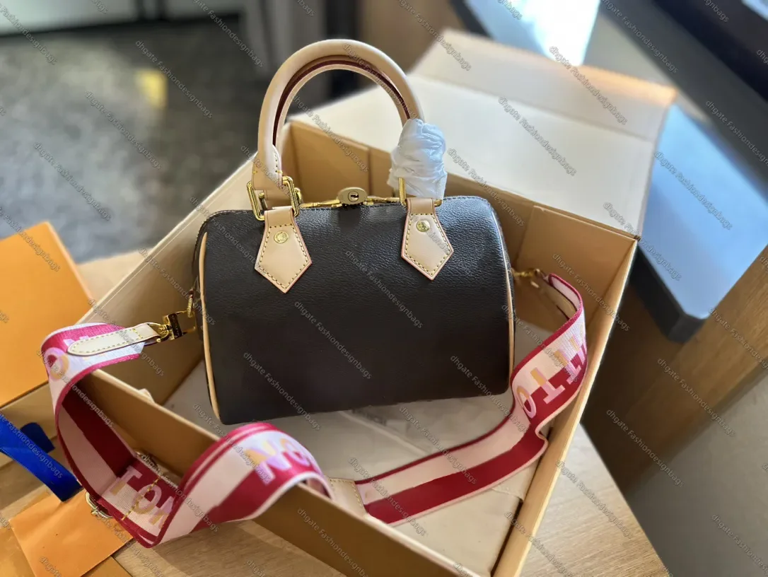 Luxury Designer Speedy Bandouliere 20 Women shoulder bag Fashion Classic Handbag Crossbody Purses Lady Totes
Luxury Designer Speedy Bandouliere 20 Women shoulder bag Fashion Classic Handbag Crossbody Purses Lady Totes