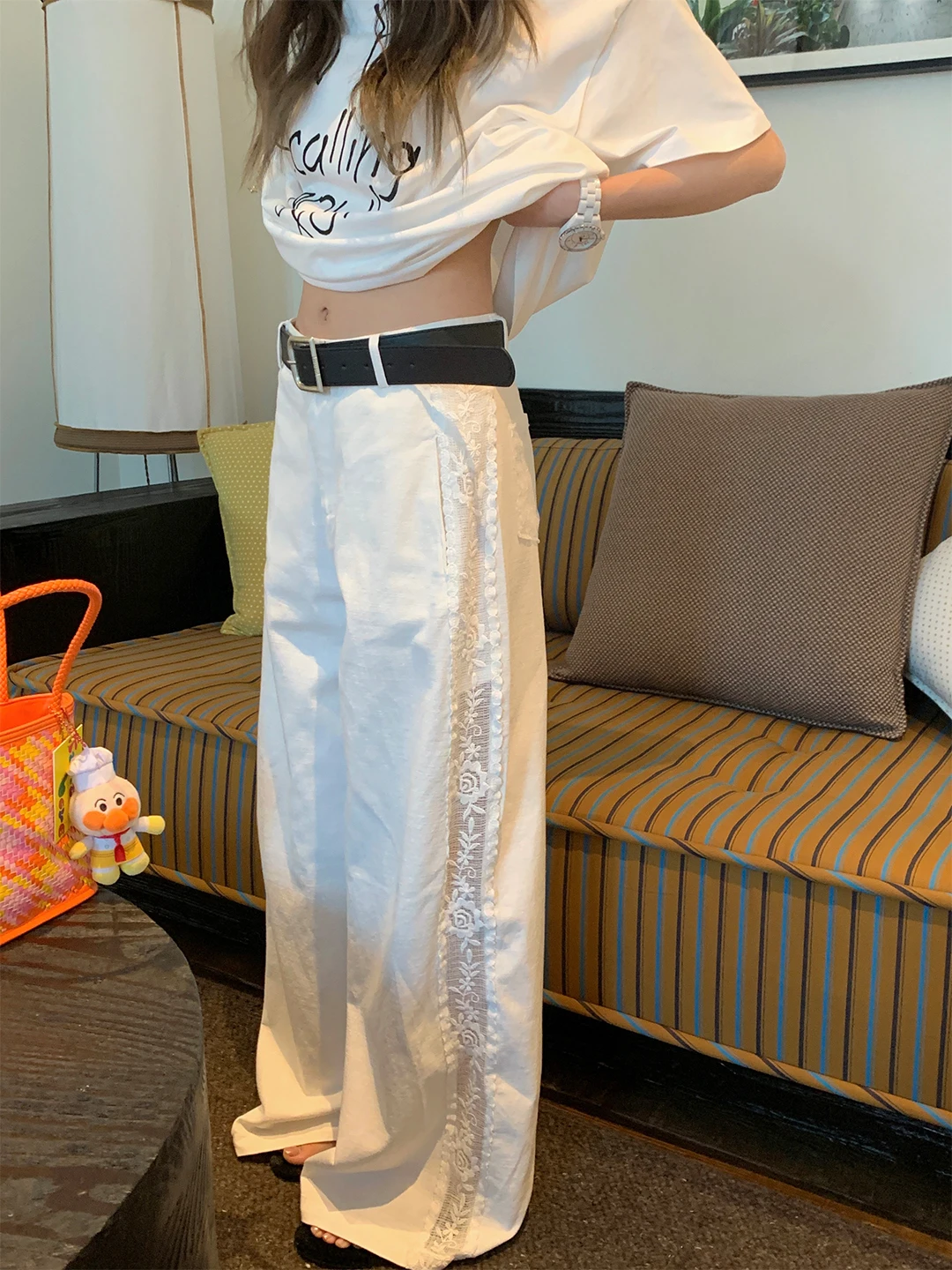 Дизайнерские брюки с высокой талией и прямыми штанинами, повседневные, женские, белые, с кружевной отделкой, длинные, летние, новинка
Дизайнерские брюки с высокой талией и прямыми штанинами, повседневные, женские, белые, с кружевной отделкой, длинные, летние, новинка