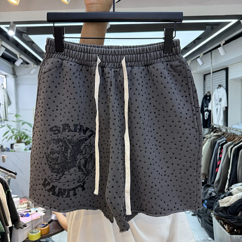 Ретро-шорты в американском стиле с принтом из страз и надписями, свободные, повседневные, в стиле хип-хоп, с завязками, для мужчин и женщин
Ретро-шорты в американском стиле с принтом из страз и надписями, свободные, повседневные, в стиле хип-хоп, с завязками, для мужчин и женщин