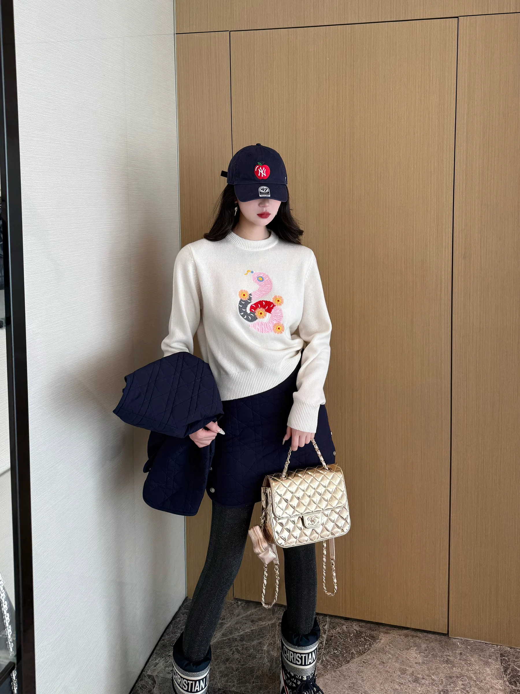 Вязаный свитер NancyCavally Soft 00 из шерсти, яркий, праздничный, лимитированная серия к Году Змеи, прямой крой, уличный стиль, женский, с длинными рукавами
Вязаный свитер NancyCavally Soft 00 из шерсти, яркий, праздничный, лимитированная серия к Году Змеи, прямой крой, уличный стиль, женский, с длинными рукавами