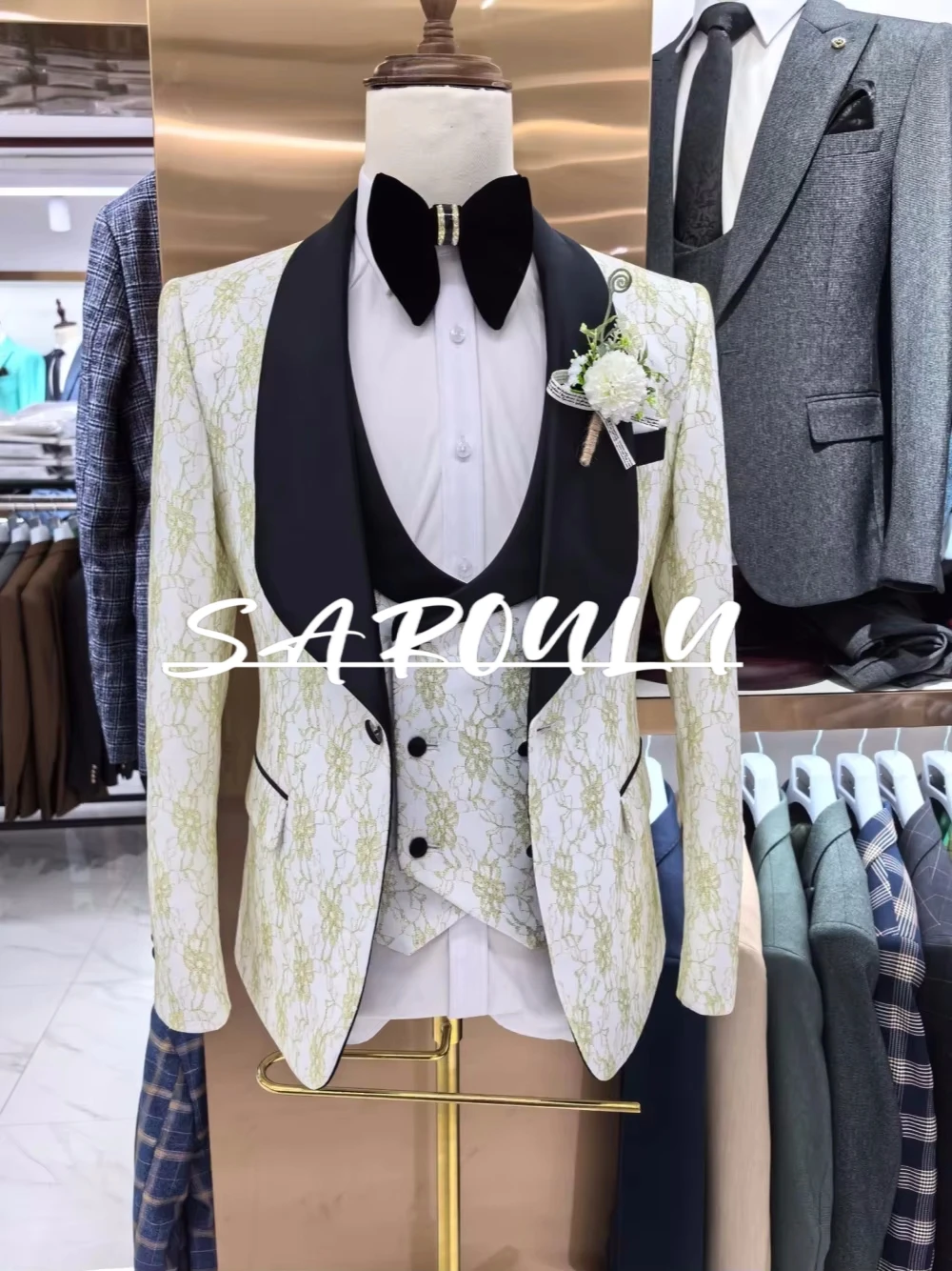 2025 Handsome Jacket Vest Pants Men's Suit Shawl Lapel Elegant Tuxedo Golden Lace Dancing Set Textured White Groom Wear
2025 Handsome Jacket Vest Pants Men's Suit Shawl Lapel Elegant Tuxedo Golden Lace Dancing Set Textured White Groom Wear