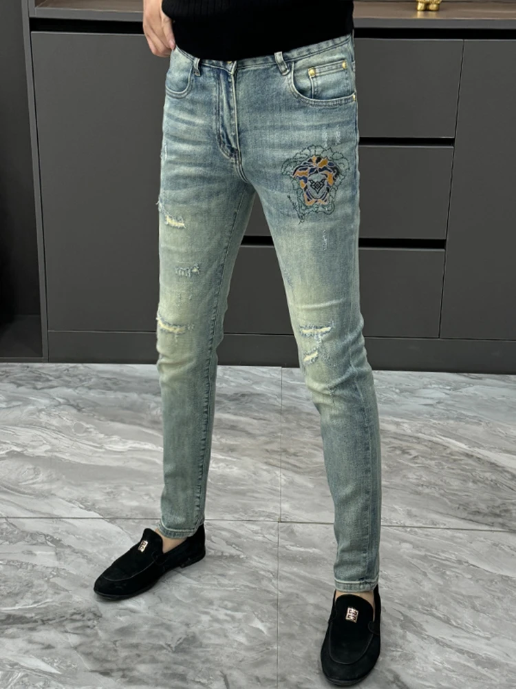 Мужские рваные джинсы с вышивкой, повседневные, прямого кроя, длинные брюки, молодежные, модные, утягивающие, износостойкие, на все сезоны, со средней/высокой талией
Мужские рваные джинсы с вышивкой, повседневные, прямого кроя, длинные брюки, молодежные, модные, утягивающие, износостойкие, на все сезоны, со средней/высокой талией