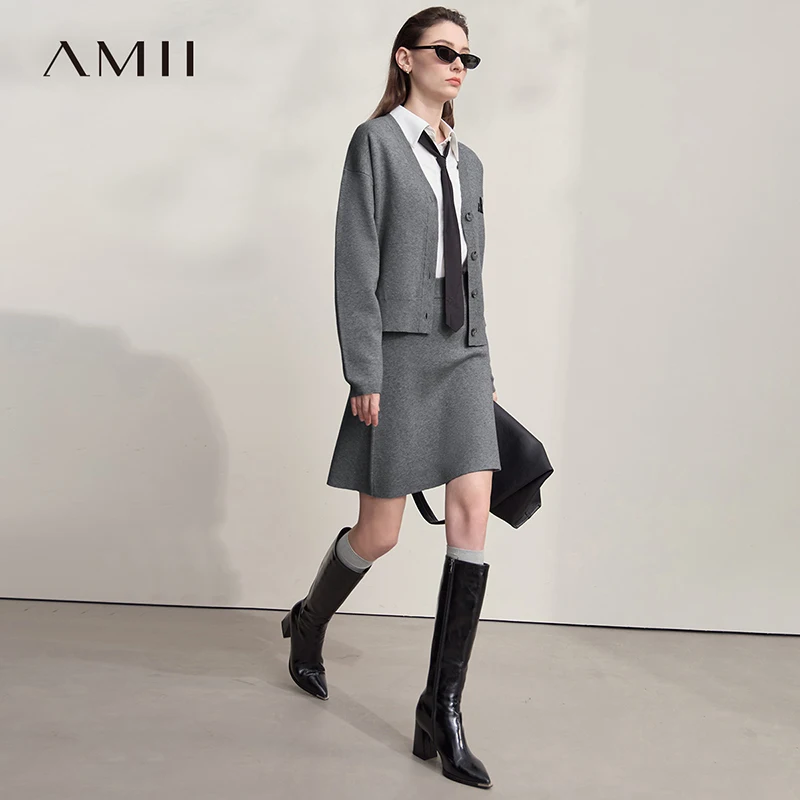 AMII Sweater 2025 Autumn Winter New Lady Coats V-neck Knitted Long Sleeves Cardigan Mini Skirts Casual Women's Clothing 12523114
AMII Sweater 2025 Autumn Winter New Lady Coats V-neck Knitted Long Sleeves Cardigan Mini Skirts Casual Women's Clothing 12523114