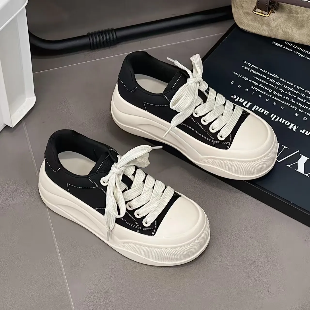 Модные повседневные кроссовки для женщин, однотонные новые дизайнерские весенне-осенние туфли для досок, женские туфли на платформе из коровьей кожи на мягкой подошве
Модные повседневные кроссовки для женщин, однотонные новые дизайнерские весенне-осенние туфли для досок, женские туфли на платформе из коровьей кожи на мягкой подошве