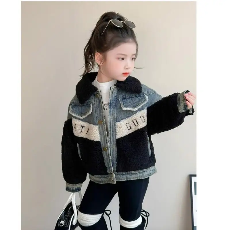 Джинсовая куртка для девочек, зимнее пальто, утепленная модная верхняя одежда в корейском стиле для маленьких детей, осенне-зимняя теплая одежда
Джинсовая куртка для девочек, зимнее пальто, утепленная модная верхняя одежда в корейском стиле для маленьких детей, осенне-зимняя теплая одежда