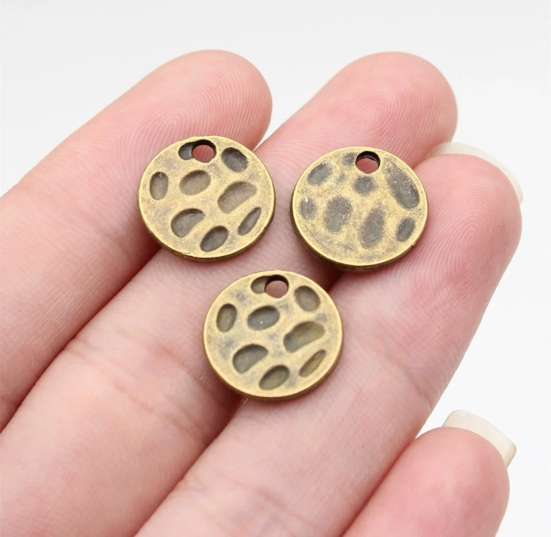 25pcs 14x14mm Zinc alloy metal tibetan silver,antiqued bronze plated charm T1228 for jewelry making 
25pcs 14x14mm Zinc alloy metal tibetan silver,antiqued bronze plated charm T1228 for jewelry making