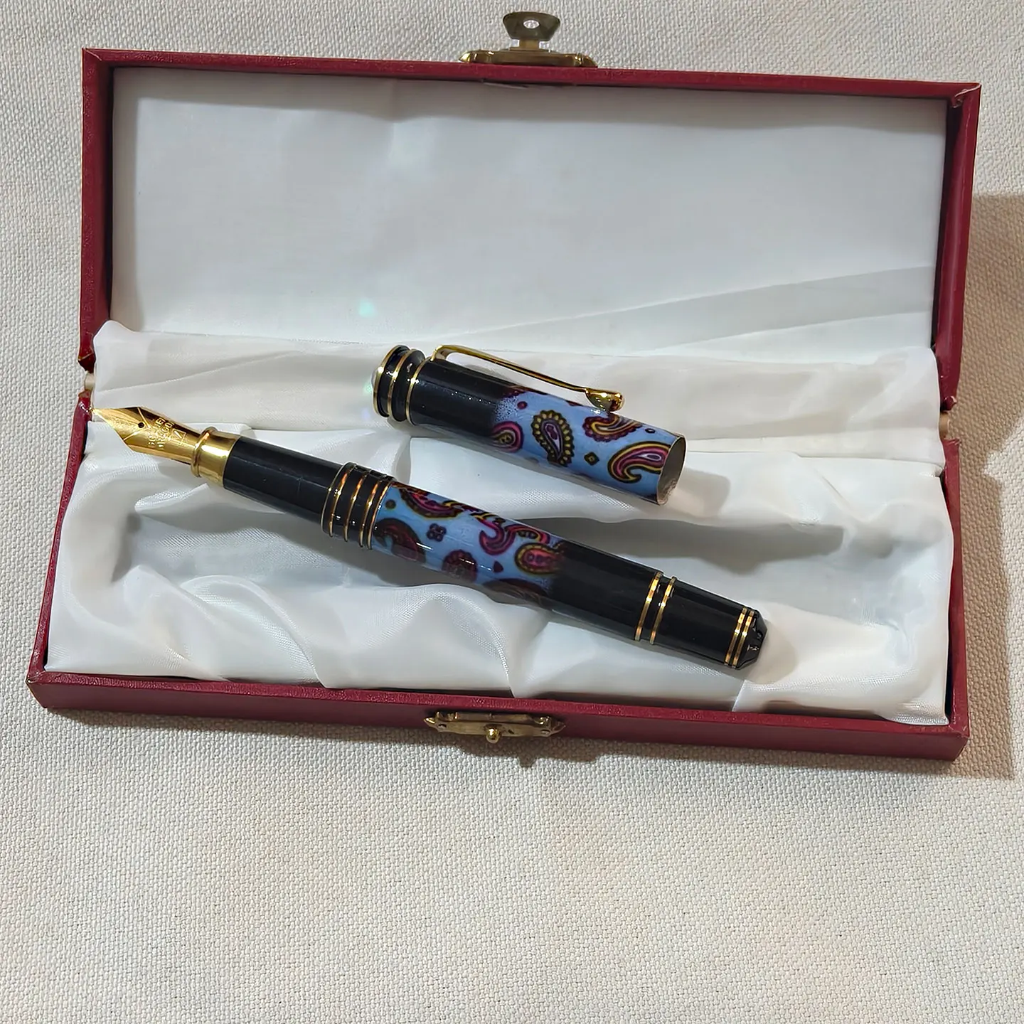 DANDON Early Vintage Golden Dragon Prince Fountain Pen Large Size Thick Barrel Unique Rare Collectible One of a Kind
DANDON Early Vintage Golden Dragon Prince Fountain Pen Large Size Thick Barrel Unique Rare Collectible One of a Kind