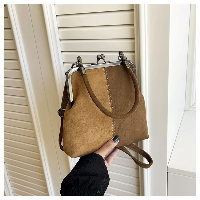 Модная джинсовая сумка через плечо, женская дышащая ткань, магнитный карман, застежка на пуговицы, легкая универсальная повседневная сумка
Модная джинсовая сумка через плечо, женская дышащая ткань, магнитный карман, застежка на пуговицы, легкая универсальная повседневная сумка 