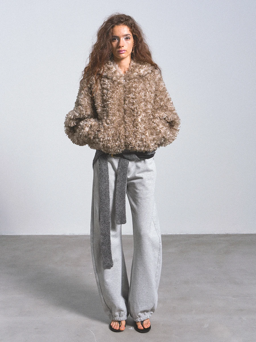 Экологичная меховая одежда с капюшоном на молнии Snow Goat, верхняя одежда, женское свободное длинное пальто из полиэстера Sve на зиму
Экологичная меховая одежда с капюшоном на молнии Snow Goat, верхняя одежда, женское свободное длинное пальто из полиэстера Sve на зиму