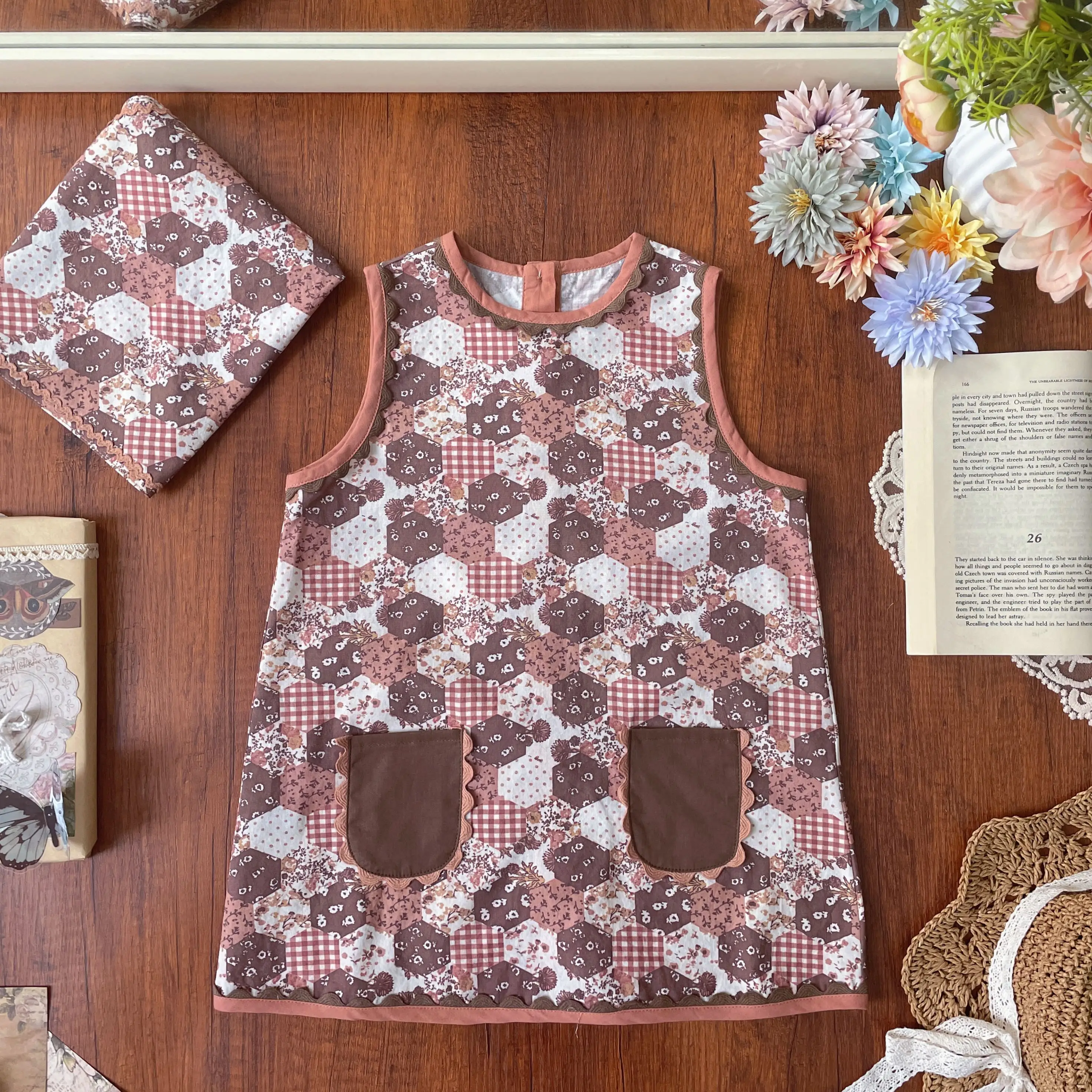 In stock! Summer new children's dress, girls' retro style country vest dress, girls' headscarf set
In stock! Summer new children's dress, girls' retro style country vest dress, girls' headscarf set