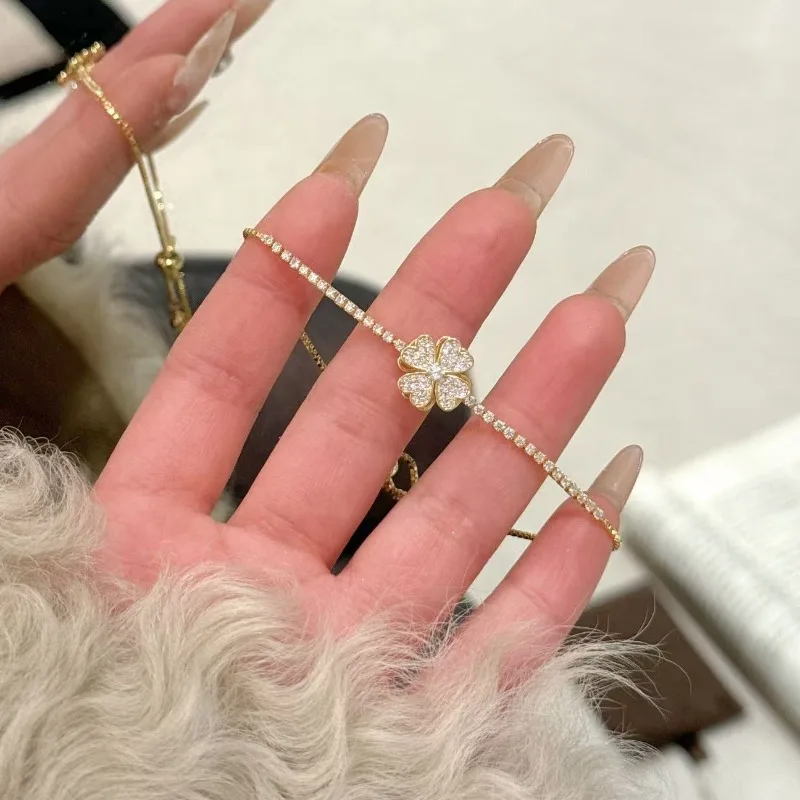 Spring New Bracelet Women's Minimalist Exquisite Light Luxury Zircon Jewelry Niche Four-leaf Flower Super Flash Pull Fashion Bra
Spring New Bracelet Women's Minimalist Exquisite Light Luxury Zircon Jewelry Niche Four-leaf Flower Super Flash Pull Fashion Bra