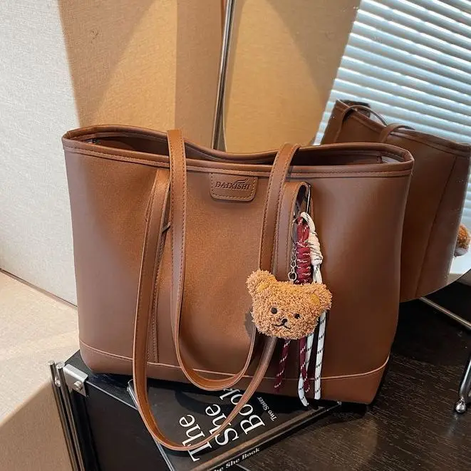 Модная минималистичная дизайнерская большая сумка, женская легкая кожаная сумка на плечо большой вместимости, женская повседневная сумка для подмышек, 2025
Модная минималистичная дизайнерская большая сумка, женская легкая кожаная сумка на плечо большой вместимости, женская повседневная сумка для подмышек, 2025