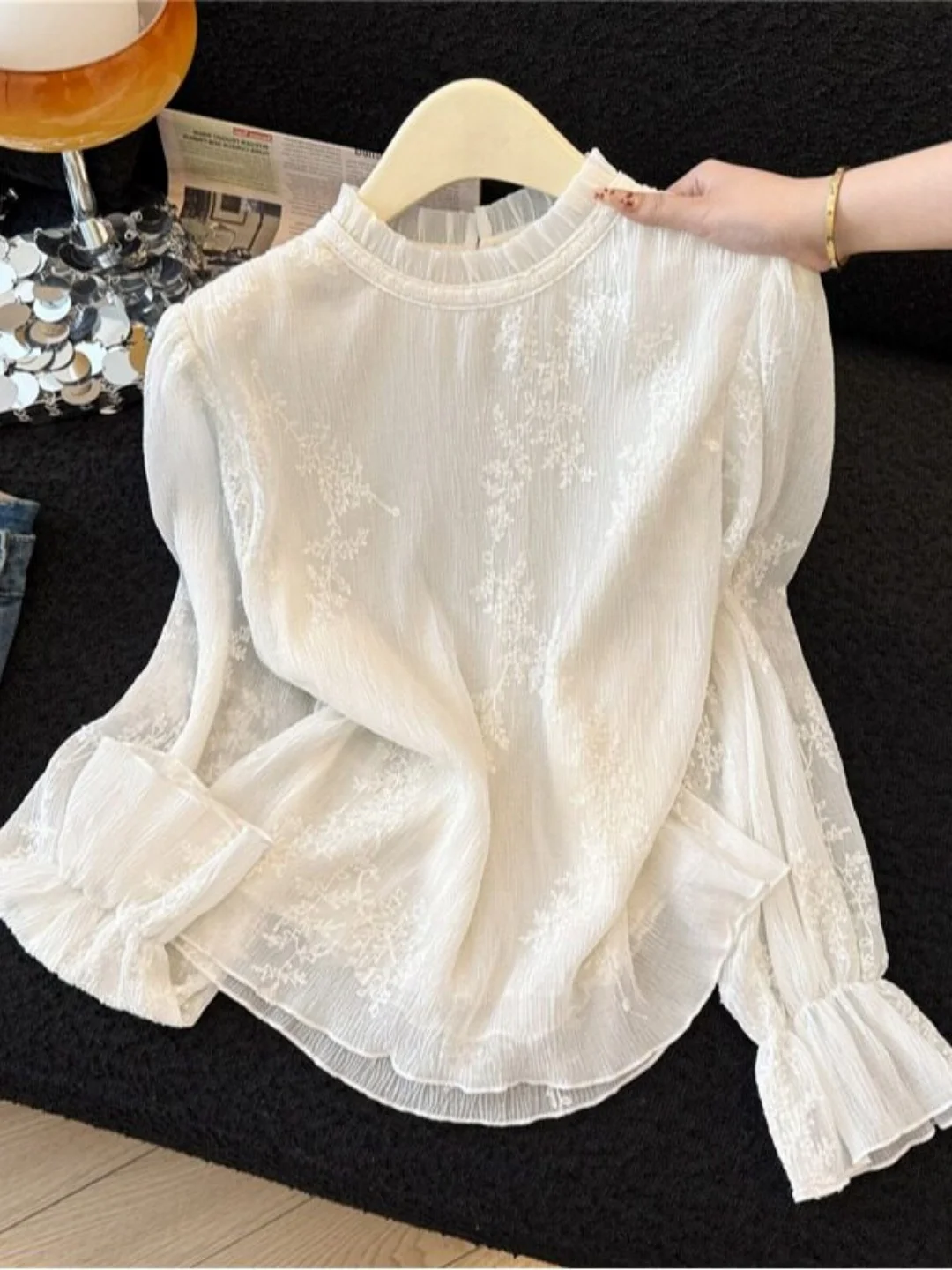 Elegant Lace Shirt Women's Early Spring 2026 New Embroidery Long Sleeve Blouse French Style Loose Fit Breathable Polyester
Elegant Lace Shirt Women's Early Spring 2026 New Embroidery Long Sleeve Blouse French Style Loose Fit Breathable Polyester