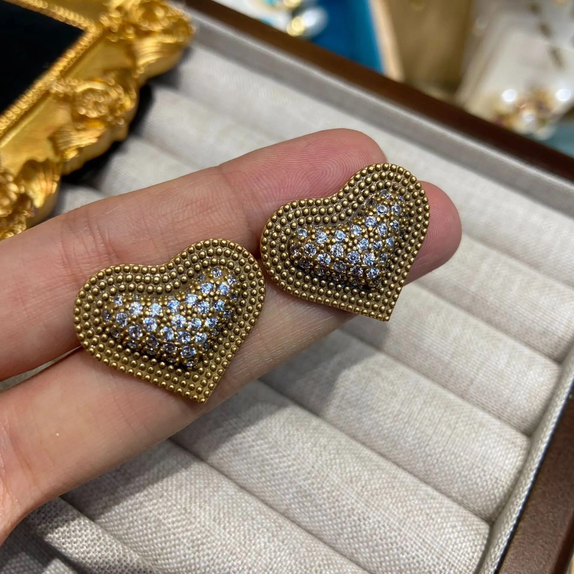 Женские новые модные серьги-гвоздики с медью и цирконием, 2024, роскошные винтажные аксессуары для ушей в форме сердца, женские украшения, подарки для банкета
Женские новые модные серьги-гвоздики с медью и цирконием, 2024, роскошные винтажные аксессуары для ушей в форме сердца, женские украшения, подарки для банкета