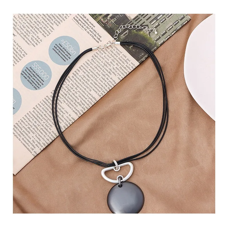 Popular Korean Version of Simple Contrasting Color Pendant for Women's High-end Sense of Simple Style Jewelry Short Necklace
Popular Korean Version of Simple Contrasting Color Pendant for Women's High-end Sense of Simple Style Jewelry Short Necklace