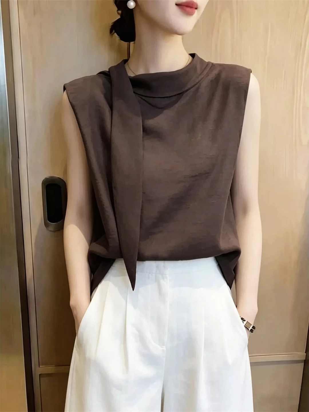 Skin-friendly Retro Sleeveless Vest 2026 Summer Anti-aging Fashion Slimming Top High-end Sensation Small Shirt Korean Style
Skin-friendly Retro Sleeveless Vest 2026 Summer Anti-aging Fashion Slimming Top High-end Sensation Small Shirt Korean Style