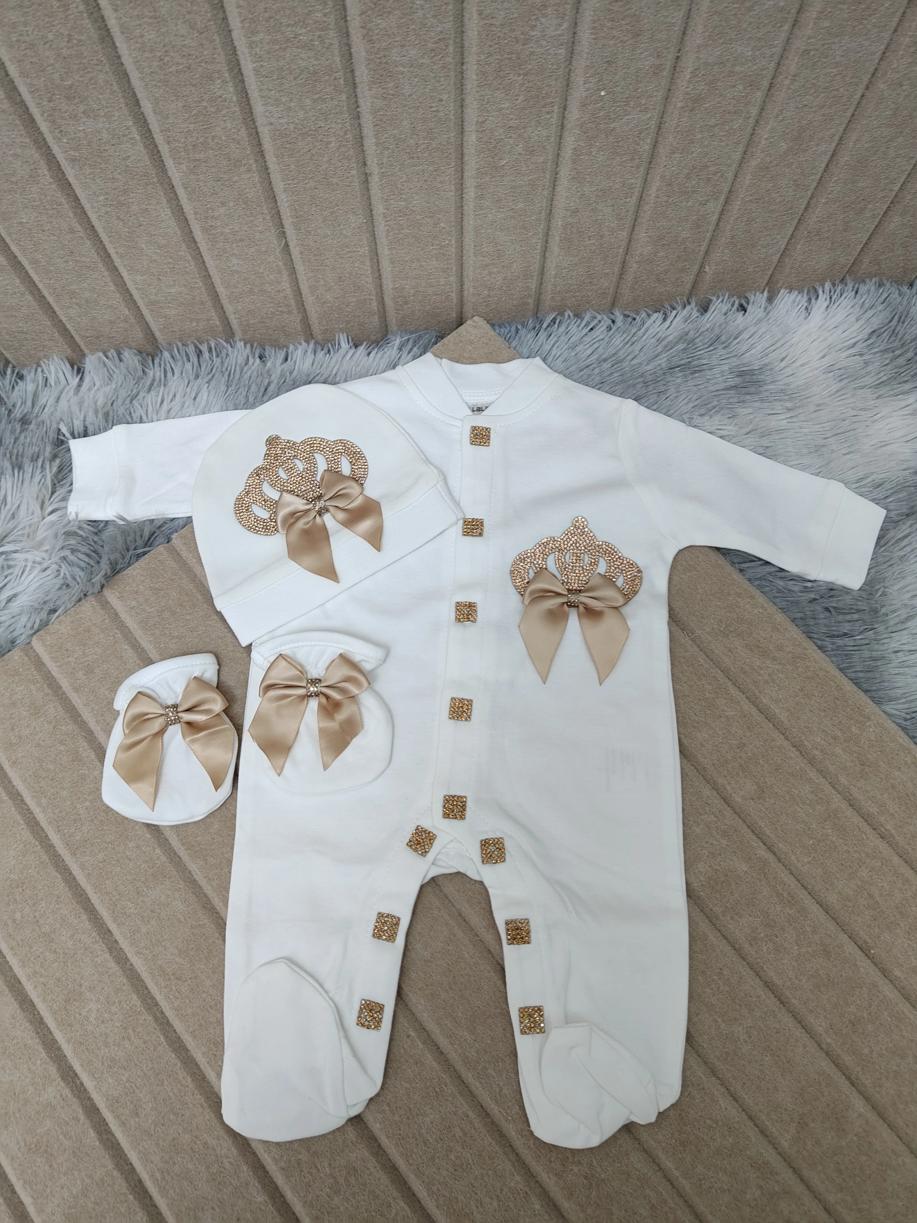 Sweet Rhinestone Crown Baby Girl Outfit Set Breathable Cotton Newborn Top Hat Mittens For Baby Shower Gift
Sweet Rhinestone Crown Baby Girl Outfit Set Breathable Cotton Newborn Top Hat Mittens For Baby Shower Gift